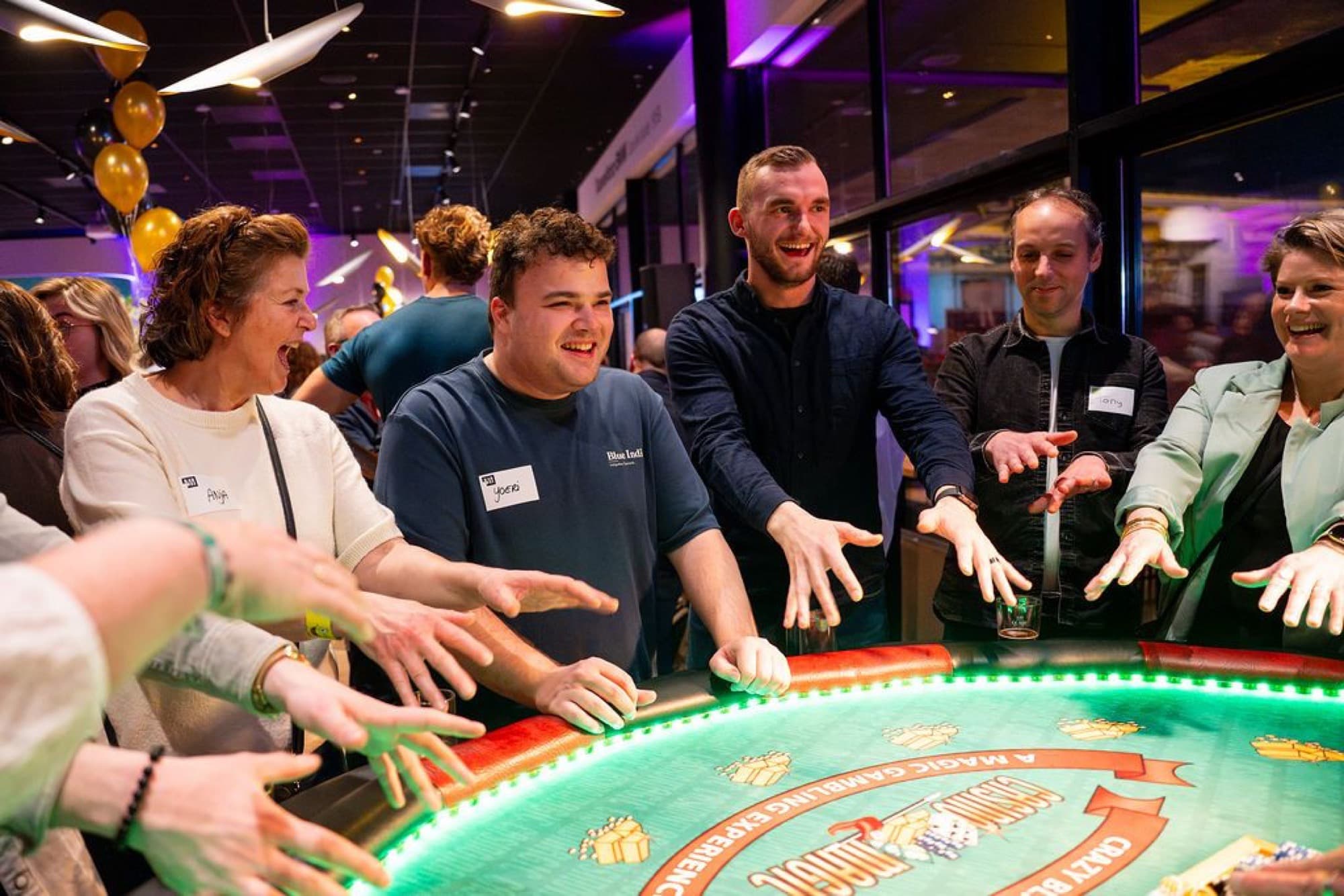 De Casino Magic-tafel met publiek eromheen